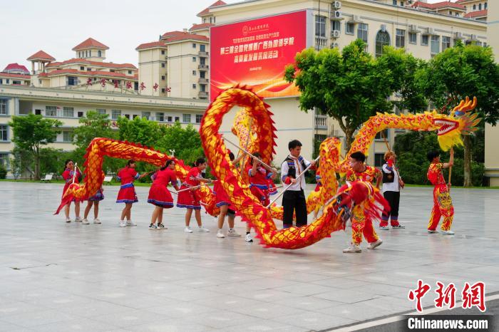 6月20日，中国学生与东盟留学生共同进行中国传统舞狮表演。祝萌 摄